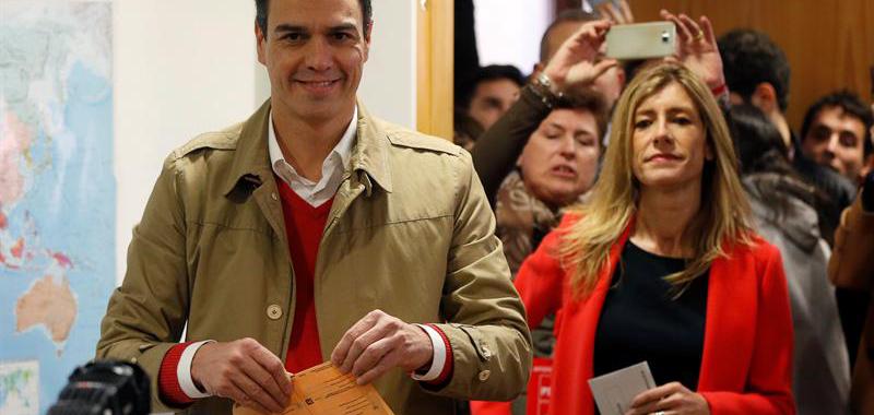El candidato por el PSOE a la presidencia del Gobierno, Pedro Sánchez, acompañado por su esposa, Begoña Fernández