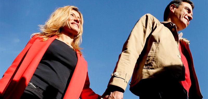 El candidato por el PSOE a la presidencia del Gobierno, Pedro Sánchez, acompañado por su esposa, Begoña Fernández
