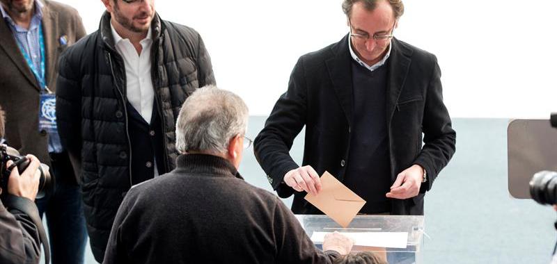 El ministro de Sanidad y candidato al Congreso por el PP, Alfonso Alonso (d), vota junto al también candidato al Congreso, Javier Maroto (c), y el candidato al Senado, Iñaki Oyarzabal (i)