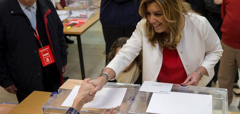 La presidenta de la Junta de Andalucía, Susana Díaz, saluda a los miembros de la mesa tras depositar su voto