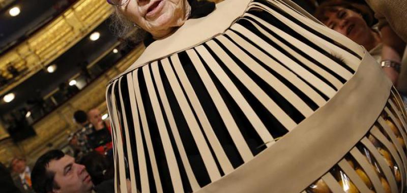 Manoli Sevilla, de 79 años, ataviada con un vestido que le han hecho sus hijas y sus amigas de bombo del Gordo, espera en el interior del Teatro Real