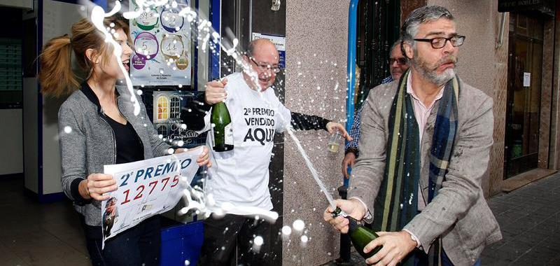 Alegría en la administración número 26 del barrio de Los Ángeles, en la ciudad de Alicante, que ha vendido una serie del segundo premio que ha recaído en el 12.775