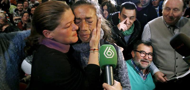Los medios de comunicación rodean a una señora que creía que le había tocado el cuarto premio pero se había equivocado