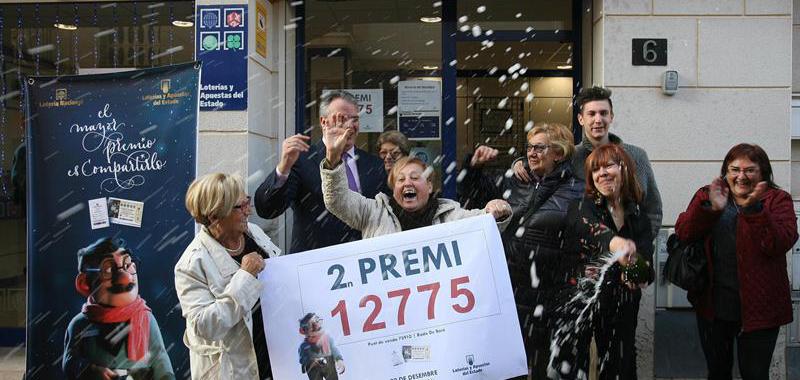  Empleados de la administración de lotería de Roda de Bará (Tarragona) y algunos agraciados celebran el segundo premio