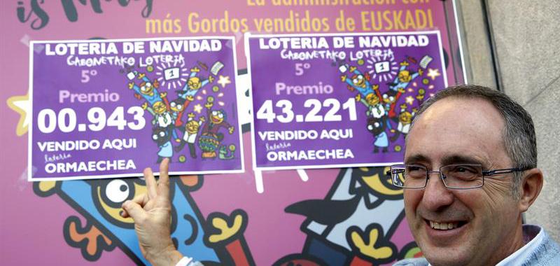 El lotero Sergio Echevarria, de la administración número uno de Bilbao, festeja el reparto de dos quintos premios