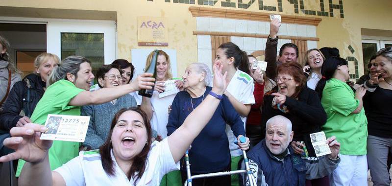 Las trabajadoras de la residencia de ancianos "Mirador Barà" de Roda de Barà (Tarragona), y algunos de sus usuarios celebran el haber sido agraciados con el segundo premio