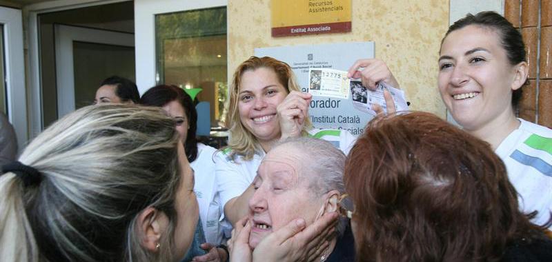 Las trabajadoras de la residencia de ancianos "Mirador Barà" de Roda de Barà (Tarragona), y algunos de sus usuarios celebran el haber sido agraciados con el segundo premio