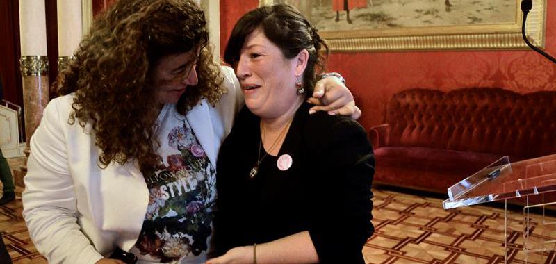 La diputada del PSOE balear Silvia Limones (d) se ha enterado hoy, al inicio del pleno del Parlament del debate de presupuestos, que le han tocado 120.000 euros del segundo premio de la Lotería de Navidad