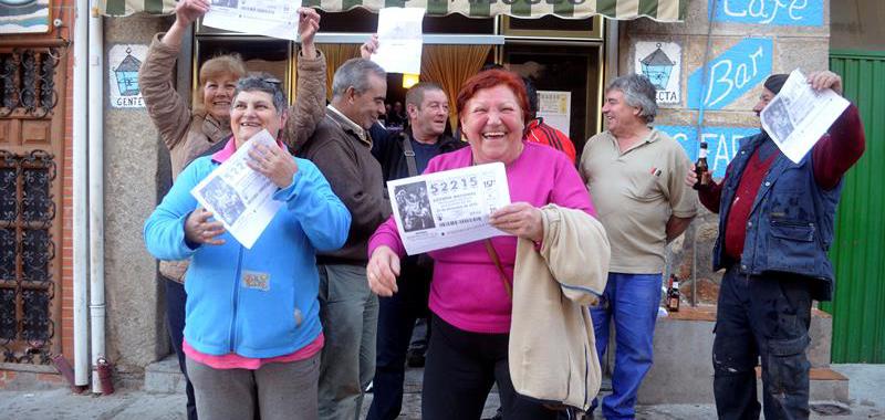 Grupo de vecinos del bar Los Faroles de Tornavacas (Cáceres), que ha repartido 12 series de uno de los cuartos premios, el 52.215