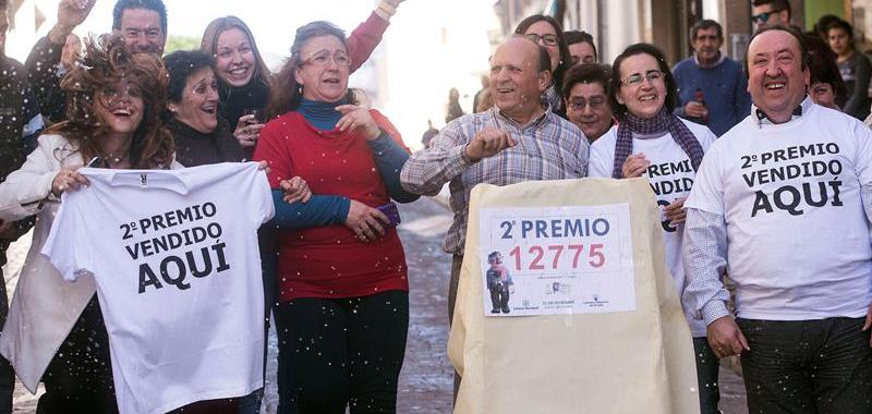  Miguel Molina Baena, lotero de la administración número uno de Luque, ubicada en la calle Carrera 9 de Luque (Córdoba), celebra la alegría del segundo premio