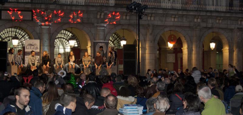 Actuación de percusión en la Plaza Mayor de Madrid