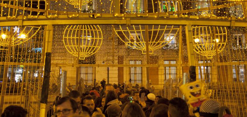 Dentro del árbol de luces de la Puerta del Sol
