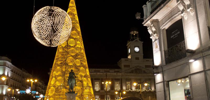 Puerta del Sol (Madrid); de fondo, el reloj que ya se prepara para recibir al nuevo año con las 12 campanadas