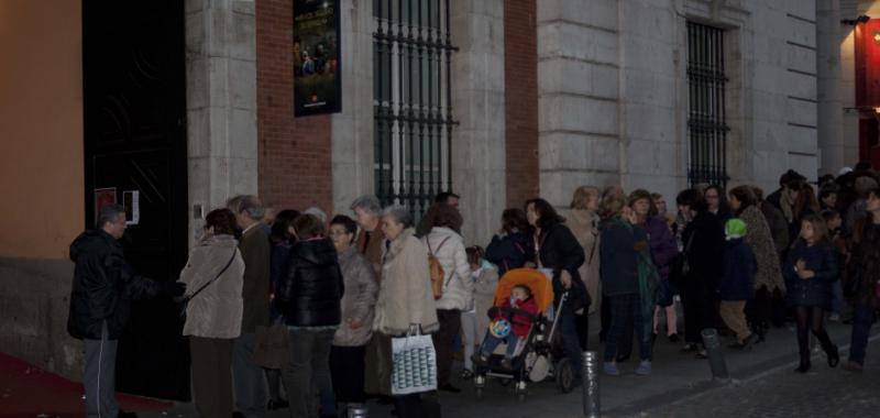 Cola para acceder a la Real Casa de Correos, sede del Gobierno de la Comunidad de Madrid, para ver uno de los Belenes más atractivos de la ciudad