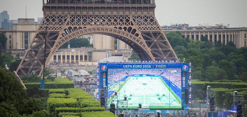 Miles de aficionados franceses siguieron el partido inaugural en los Campos Elíseos.