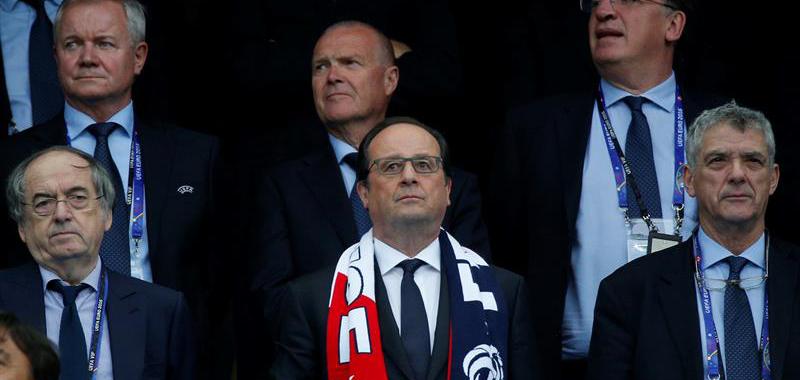 Françoise Hollande, sentado al lado de Ángel María Villar, vibró con la interpretación de La Marsellesa.