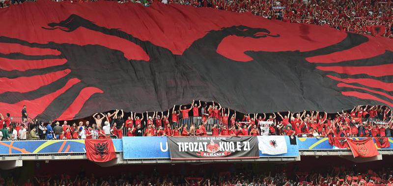 La hinchada albanesa expuso toda su energía en el debut de su país en este torneo