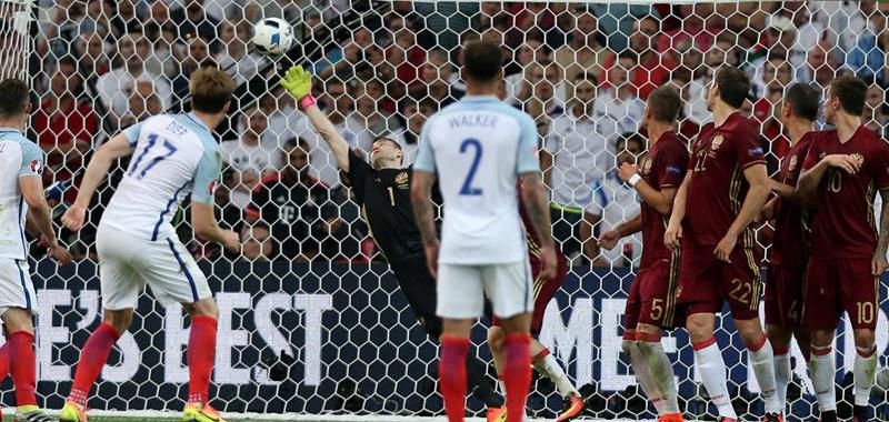 Inglaterra y Rusia empataban hasta que Dier colocó en la red esta falta directa