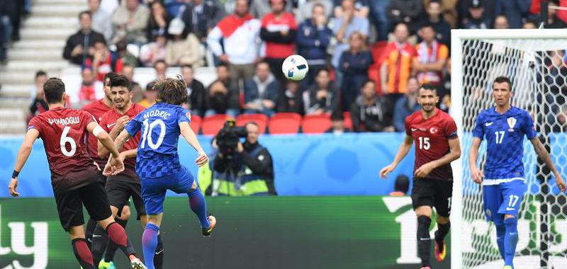 Luka Modric ejecuta la volea que coloca a los balcánicos en el liderato del grupo D