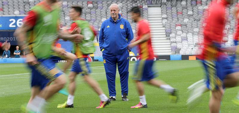 La selección española entrenó, sin bajas, con la vista puesta a su debut en la Eurocopa