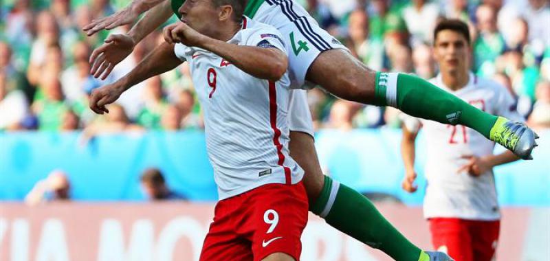 Robert Lewandowski sufrió para anotar en su estreno ante Irlanda del Norte