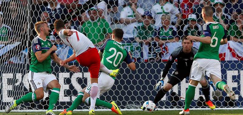 Milik, promesa polaca, anotó el único gol que cedió el muro norirlandés