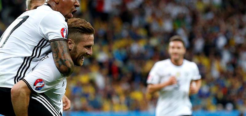 Un cabezazo de Mustafi significó el triunfo alemán en su debut ante Ucrania