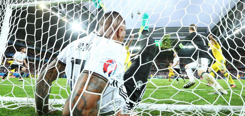 La zaga alemana se vio superada en amplias fases del duelo y Alemania sufrió para mantener la ventaja