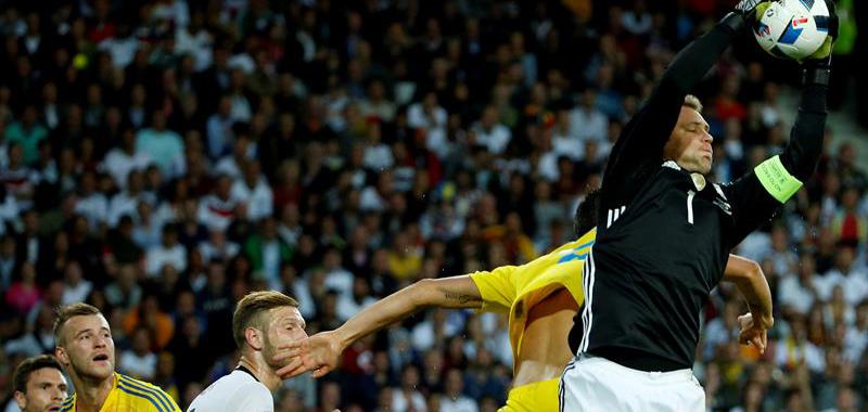 Neuer se adjudicó el protagonismo para sostener a los suyos antes de la sentencia, en el descuento, de Schweinsteiger