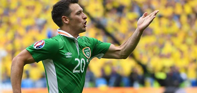 Wes Hoolahan adelantó a Irlanda frente a Suecia.