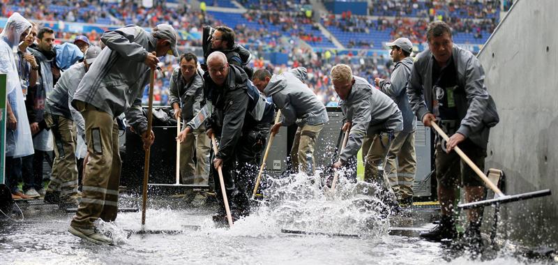 La intensa lluvia llevó trabajo de más a los voluntarios para desalojar todo el agua.