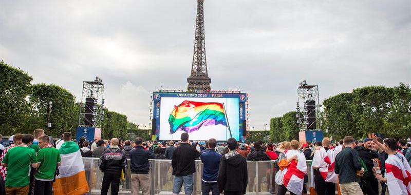 La 'fan zone' de París se solidarizó con la tragedia de Orlando.