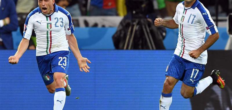 Giaccherini logró el tanto de Italia tras un pase desde el centro del campo de Bonucci.