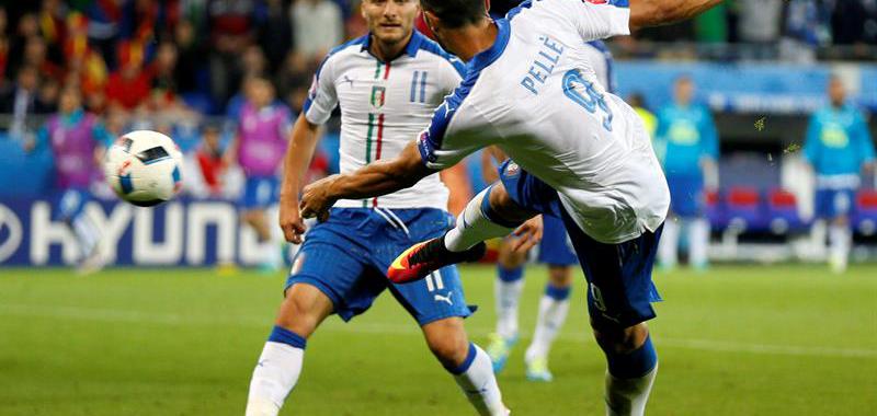 Pellé, de volea, culminó una gran jugada para el 2-0 definitivo de Italia.