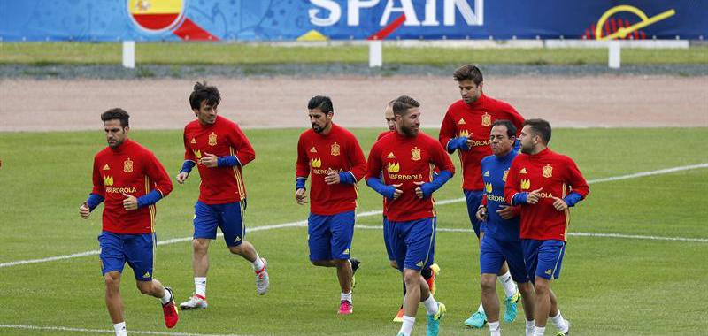 La selección española se ejercitó con moderación tras su victorioso primer partido