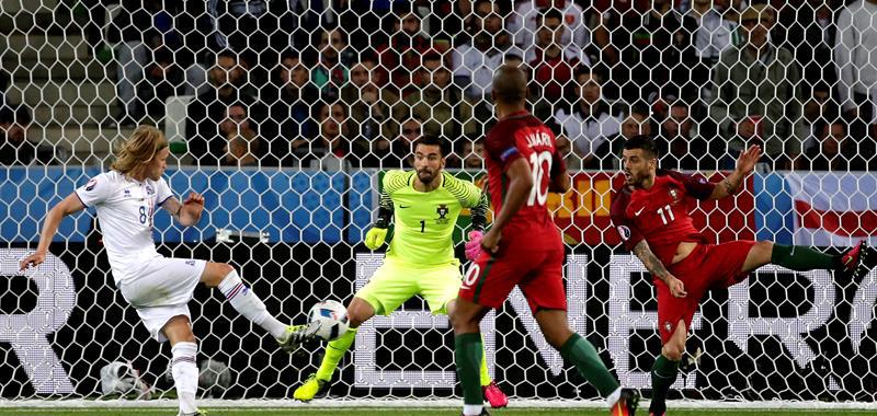 El gol de Bjarnasson, histórico para Islandia, selló el sorprendente empate ante Portugal