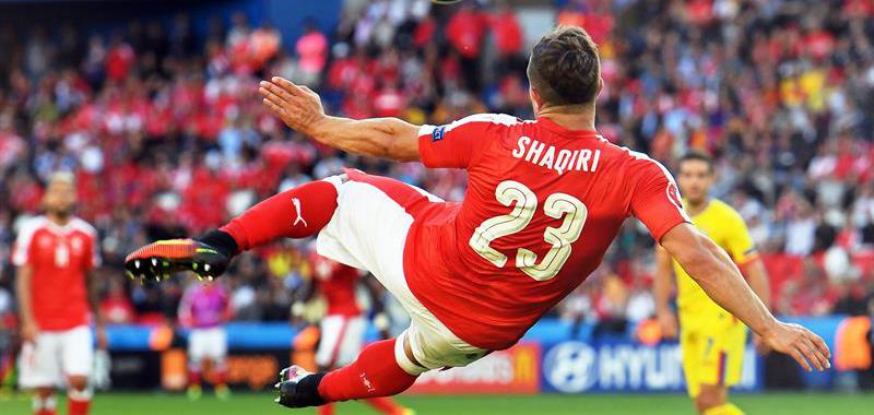Shaqiri intentó sorprender al protero rumano con una chilena