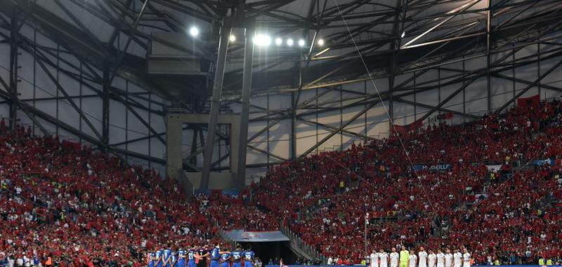 El Velódromo de Lyon guardó un minuto de silencio, convertido en aplauso, en honor a los dos asesinados en una comisaría por un yihadista.