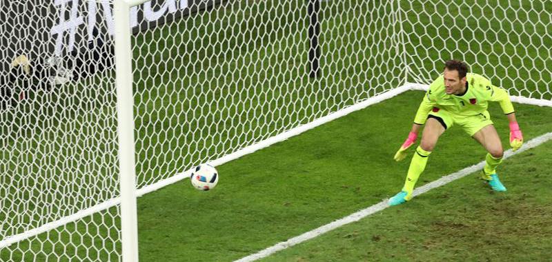 El cancerbero albanés Berisha observa cómo el balón se cuela en su portería para hacer el 1-0.