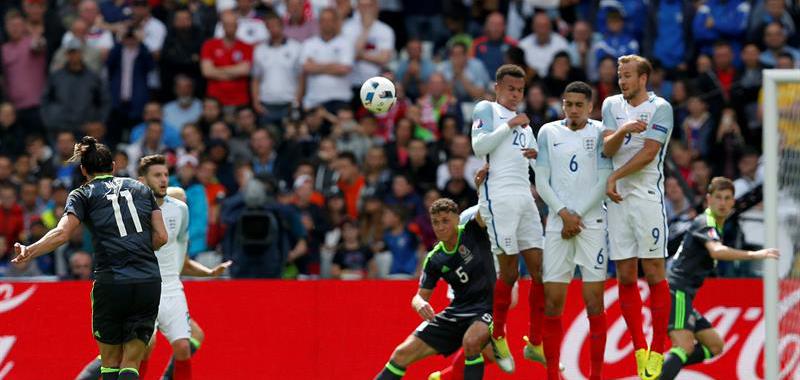 Una falta directa, que hizo entrar a Bale en la historia de este torneo, adelantó a Gales frente a Inglaterra
