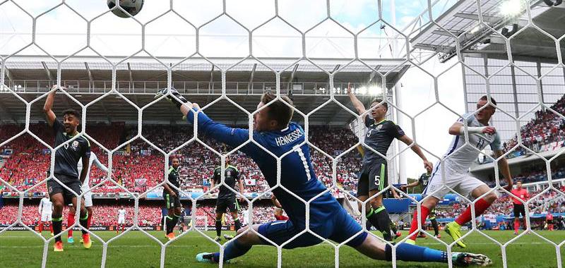 Jamie Vardy, que salió en el segundo tiempo,anotó el empate en otra exhibición de efetividad