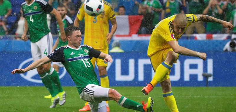El granizo caído sobre Lyon obligó a suspender, temporalmente, el duelo entre Ucrania e Irlanda del Norte.