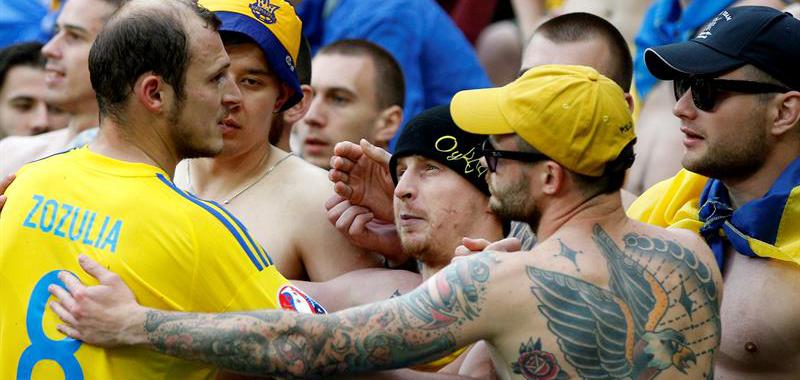 Roman Zozulya, delantero ucraniano, parece disculparse por la derrota ante sus aficionados