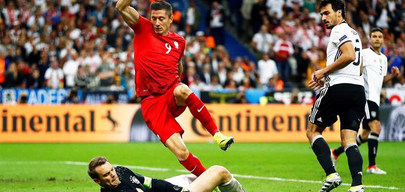 Robert Lewandowski exigió a la zaga teutona al tiempo que su selección se confirmaba competitiva