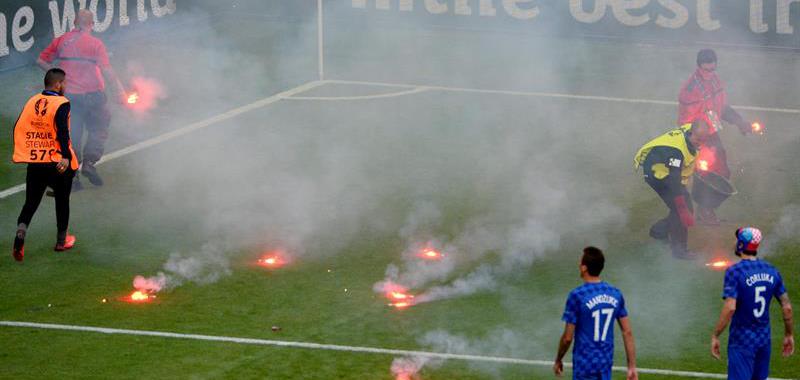 Ultras croatas le hicieron un flaco favor a su equipo con el lanzamiento de bengalas y petardos