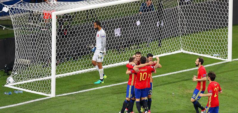 España aseguró su pase a octavos de final