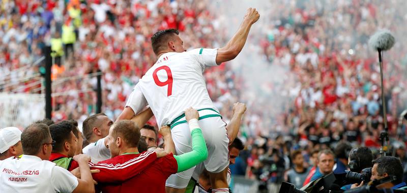 El delantero suplente Szalai celebró con sus compañeros y la grada la casi clasificación húngara