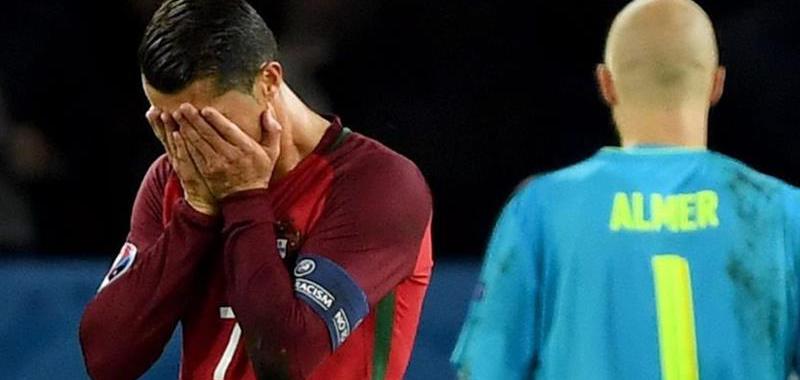 Ronaldo, negado ante el gol, se lamentó tras el segundo empate de su equipo. Portugal se la jugará en la tercera jornada.