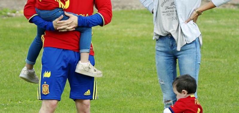 La selección española gozó hoy de un día tranquilo, en el que los familiares de los futbolistas también saltaron al césped