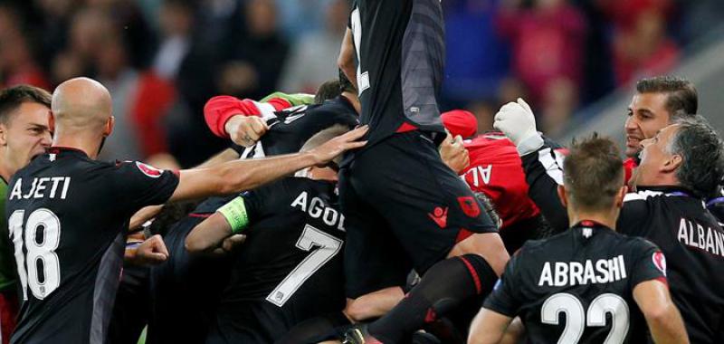 El gol de Sadiku, único del partido, desató la algarabía de la nación novel en este torneo